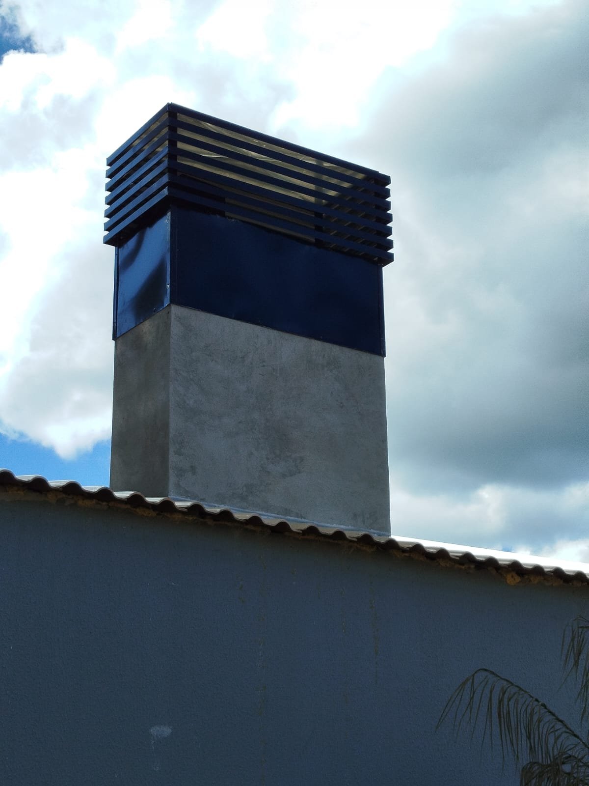 Chaminé com arremate metálico