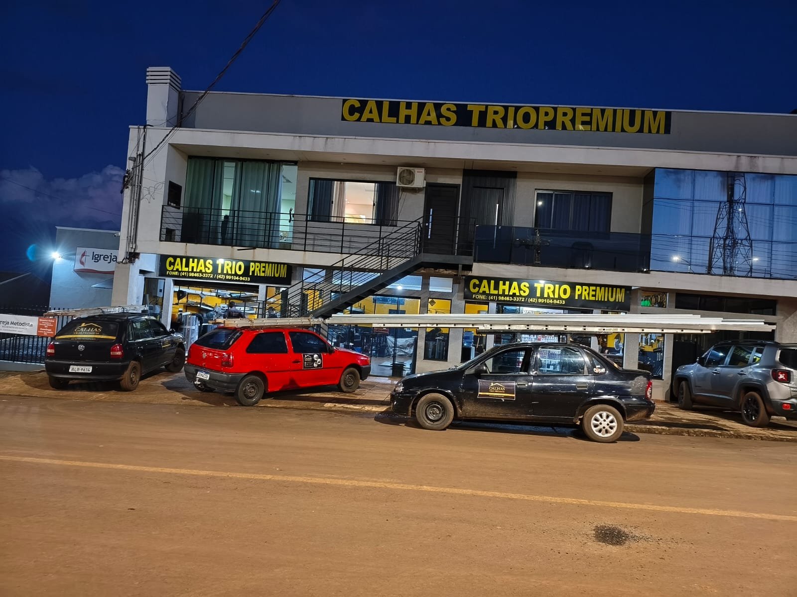 Fachada e veículos da Calhas Trio Premium
